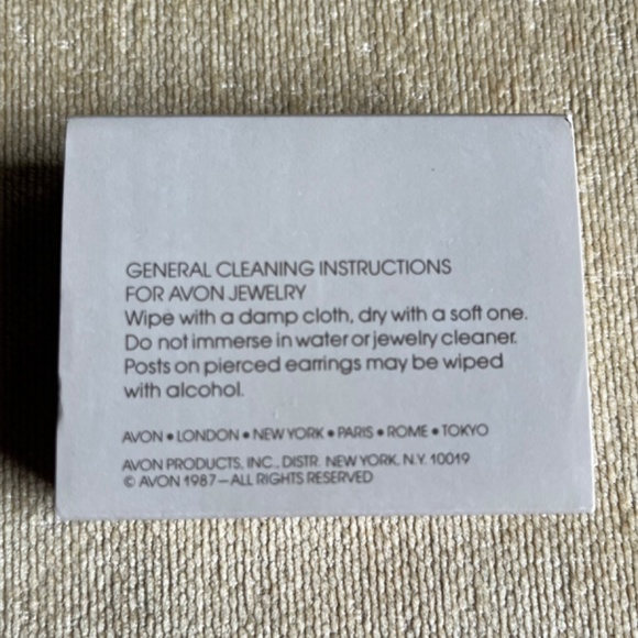 VINTAGE (1987) AVON COLOR-DASH CLIP ON EARRINGS (RASPBERRY) - Picture 3 of 3